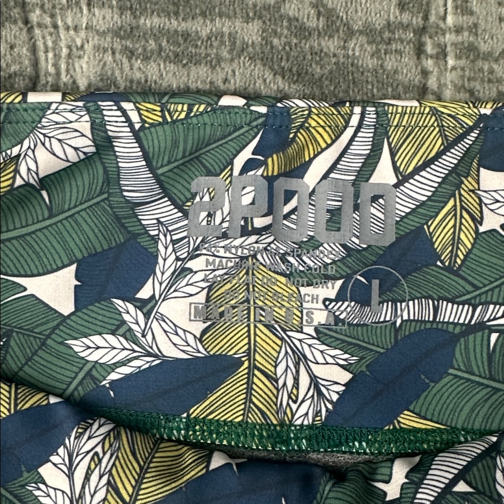 2Pood Green Leaf Print Women's Shorts - Picture 3 of 4